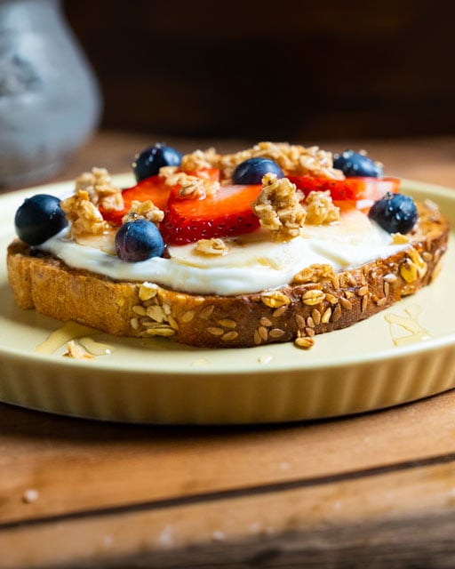 Müslibrød med yoghurt og frugt - image