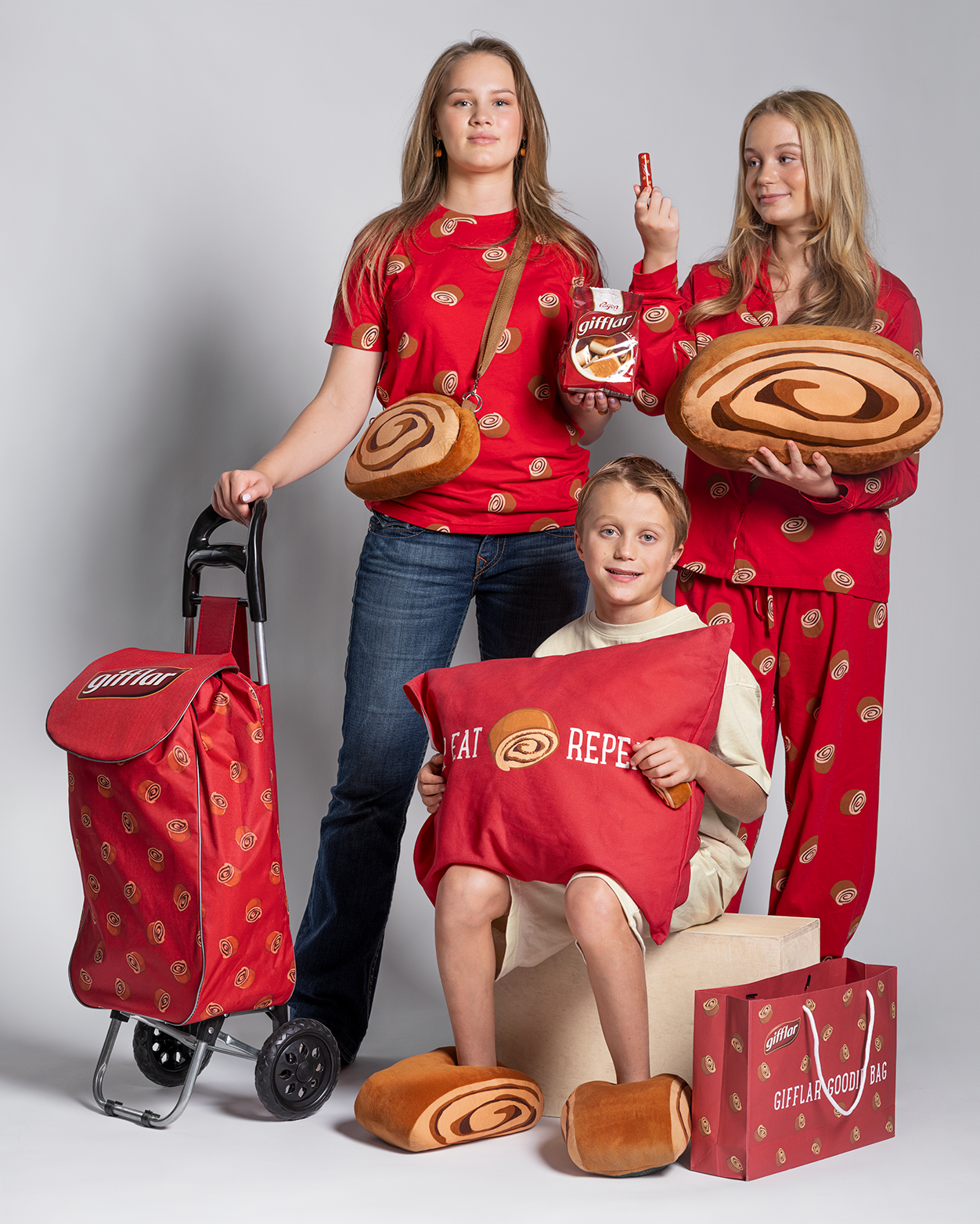 Billede af personer iført tøj fra Gifflar merch shop