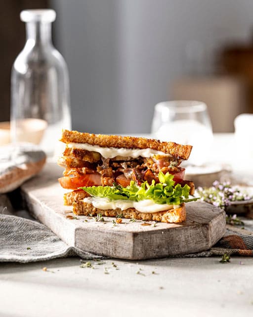 Overskrift Club sandwich varm toast med kylling, bacon og tomat