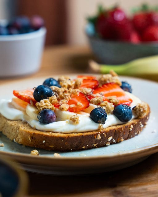Grødbrød med yoghurt og frugt