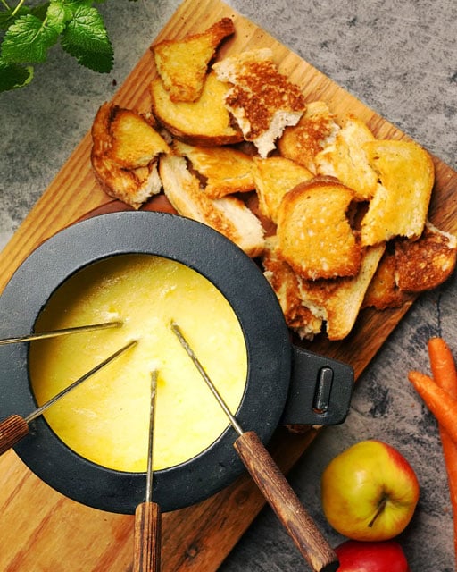 Ostefondue med brødstykker