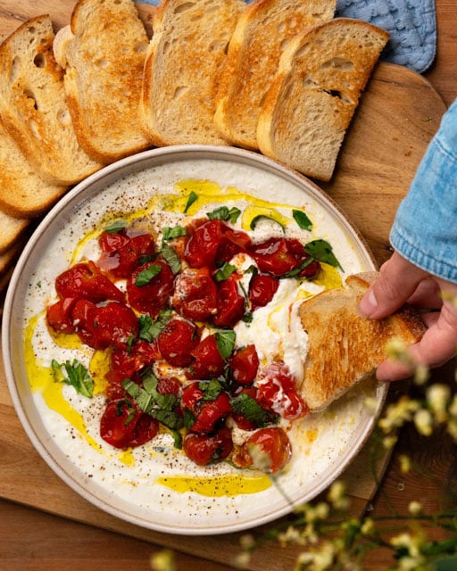 Ristet brød med tomat- & fetadip