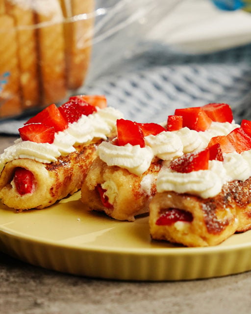 Strawberry cheesecake-rollups