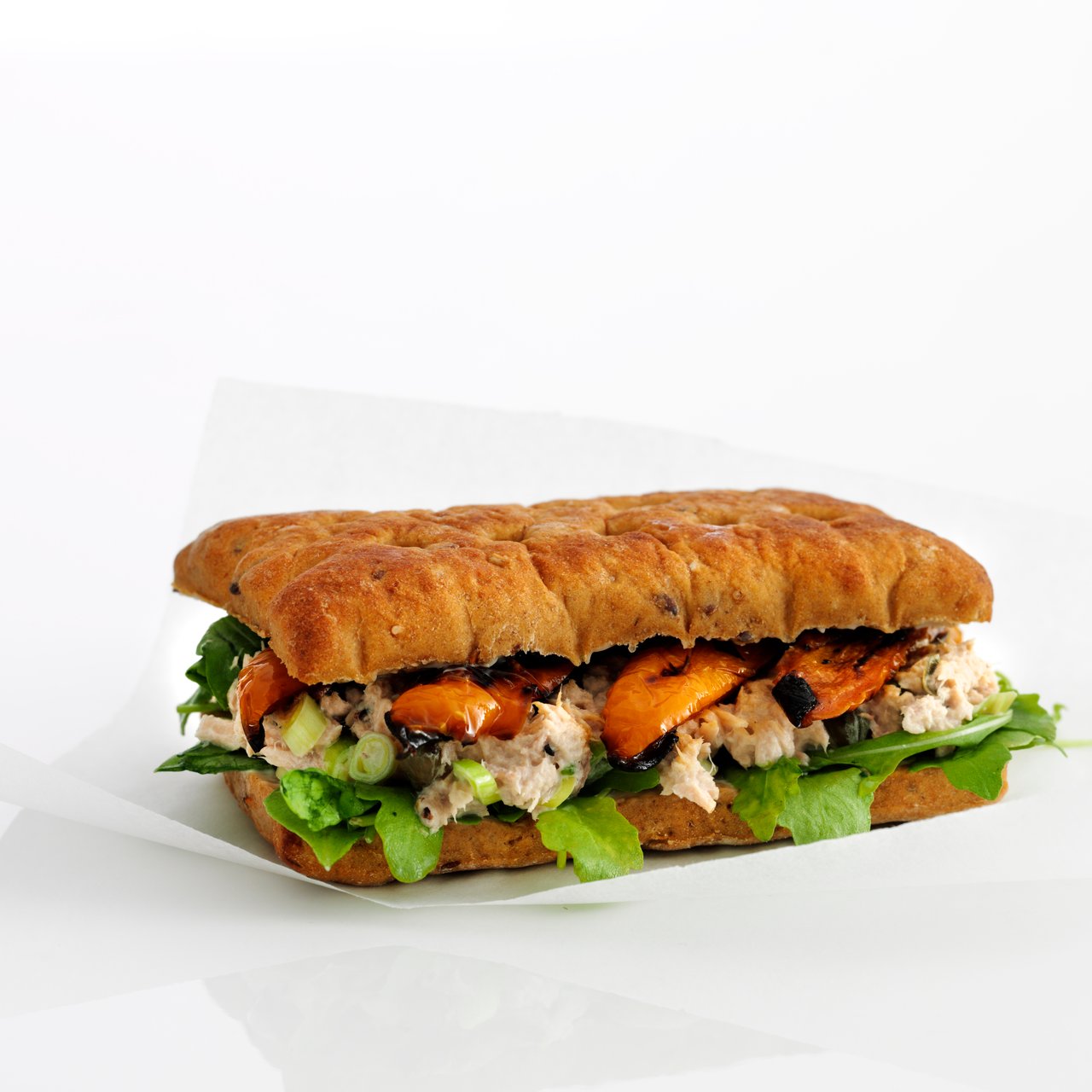 Sandwich med tunsalat og grillet peberfrugt