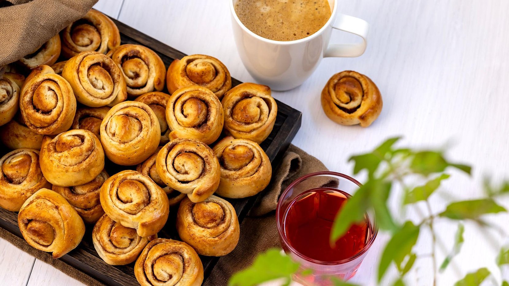Billede på små kanelbullar på ett fat