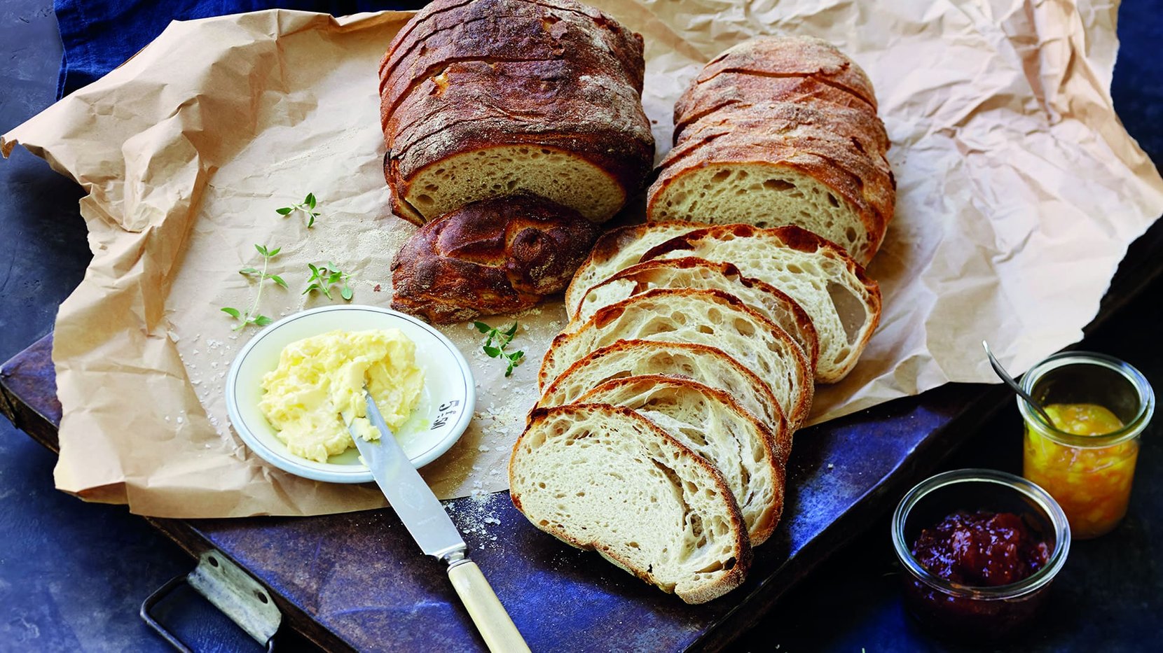 Billede af en sandwich med skinke og grøntsager