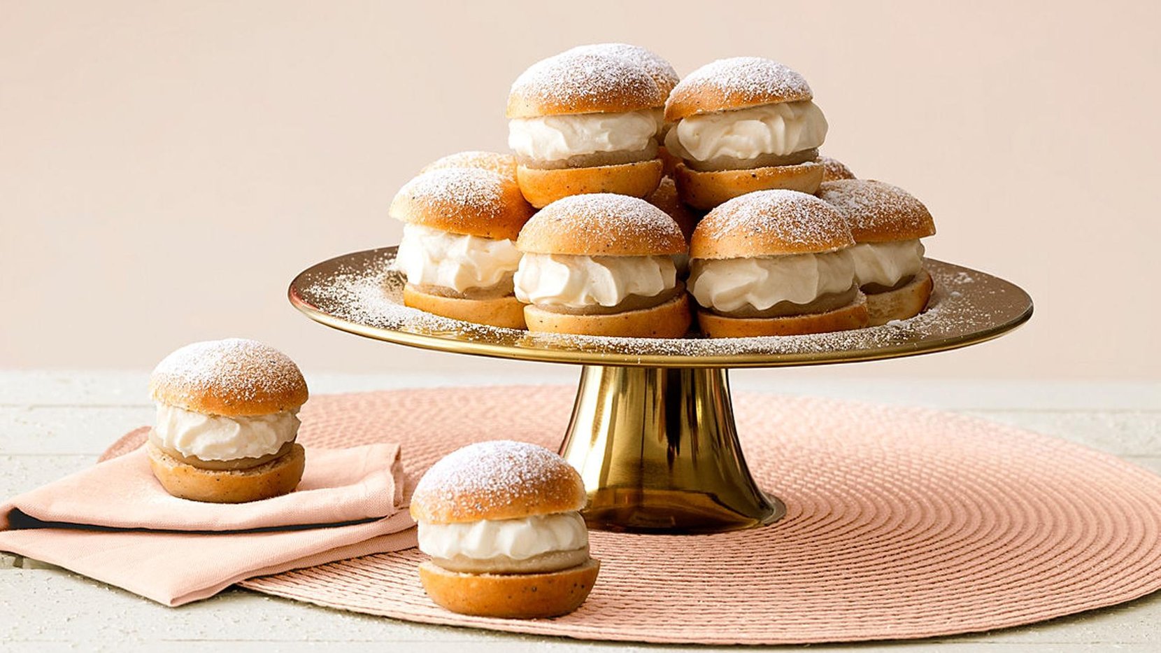 Billede på ett fat med Små Semlebullar