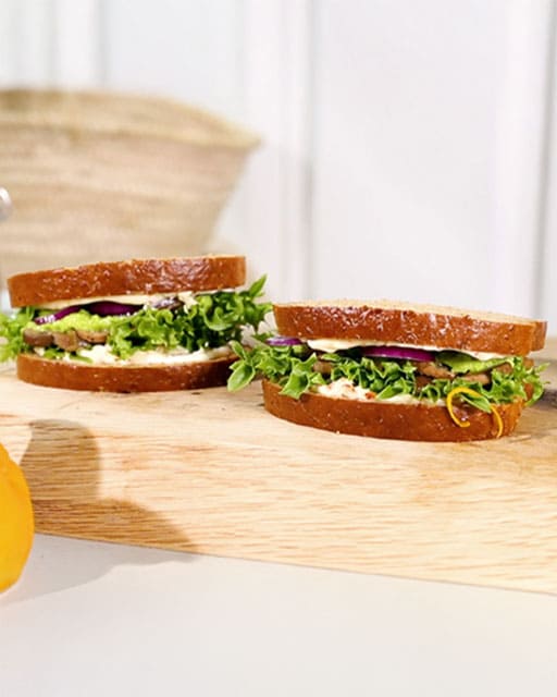 Overskrift Sandwich med syltede svampe, ærtepesto og chilimayo