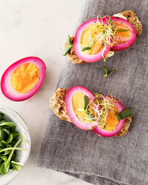 Billede på Skorper med syltede æg og rødbeder