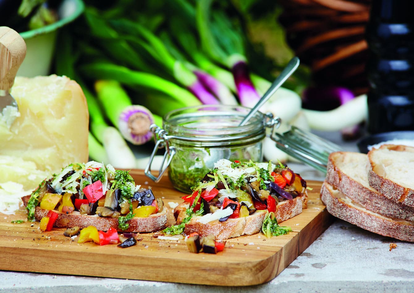 Bild på mackor på en skärbräda