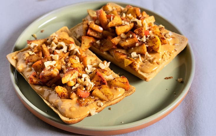 Æblesandwich med jordnøddesmør og hakkede valnødder - Opskrifter | Pågen