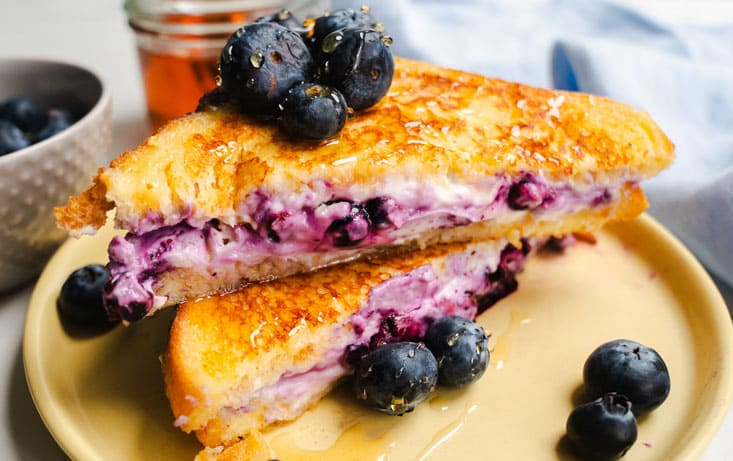 Blåbærfyldt cheesecake-french toast - Opskrifter | Pågen