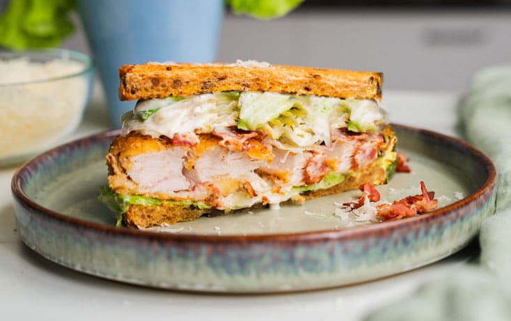 Ceasarsalat-sandwich med RugLevain - Opskrifter | Pågen