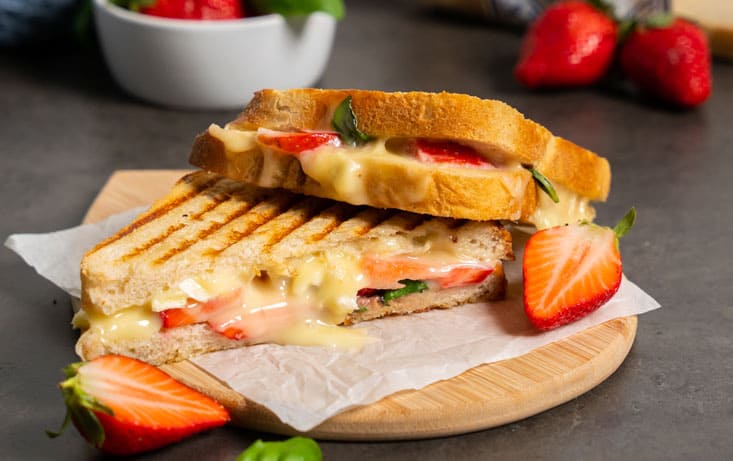 Grillet Levain sandwich med friske jordbær og brie - Opskrifter | Pågen