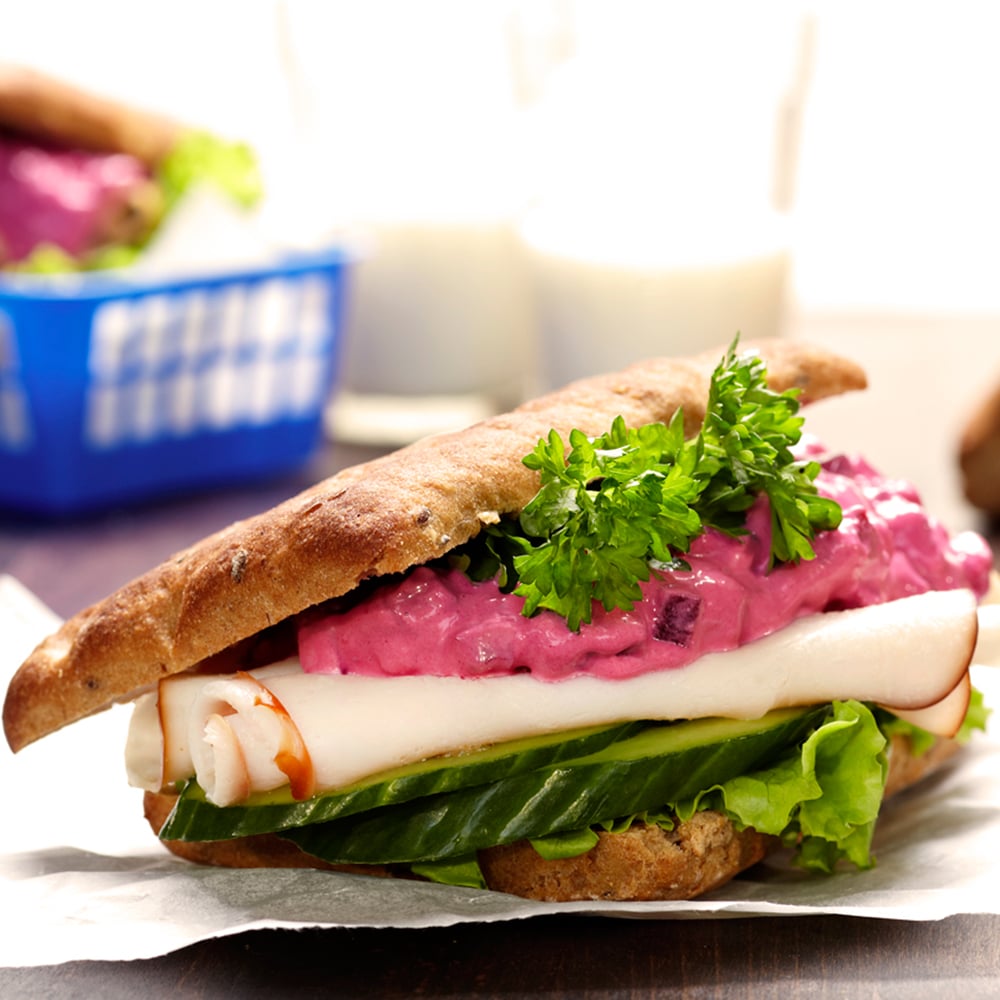 Javisst sandwich med kalkun og rødbedesalat