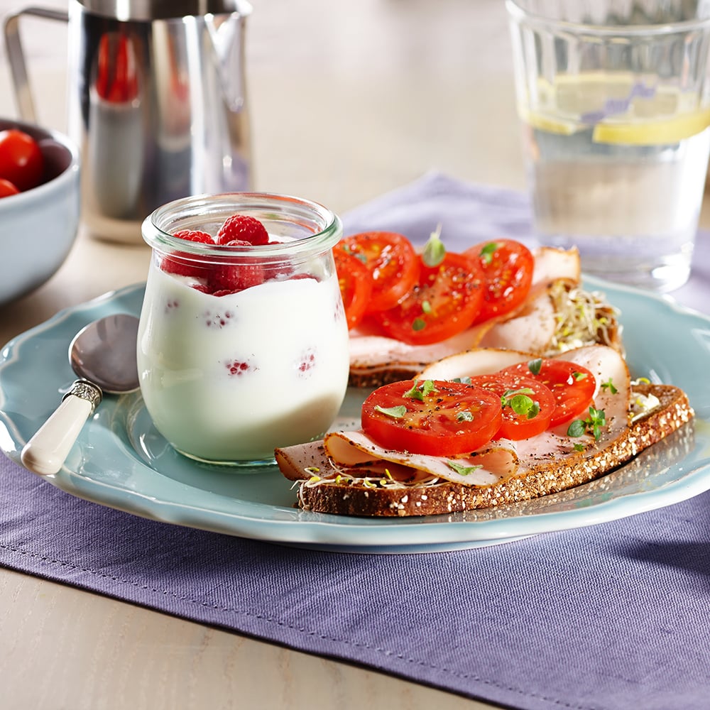 Kalkunpålæg og hindbæryoghurt