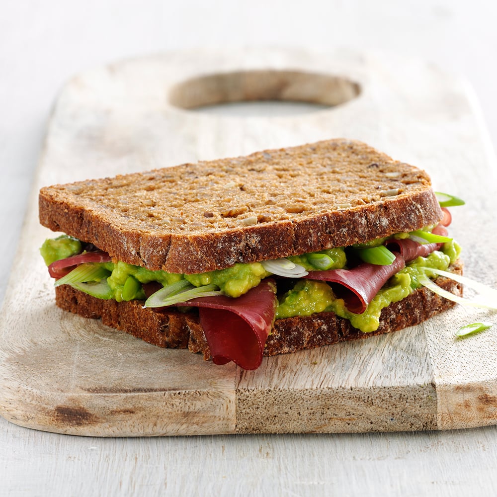 Rugbrødssandwich med avocadospread og bresola