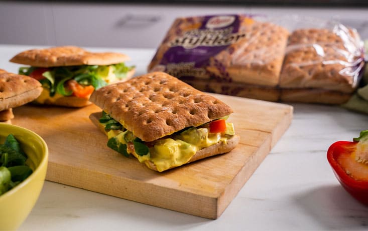 Frokoststykker med kyllingesalat med karry - Opskrifter | Pågen