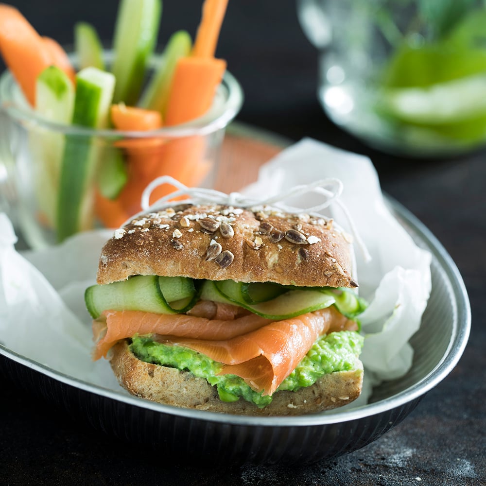 Laksehaps med ærtecreme og sprød agurk