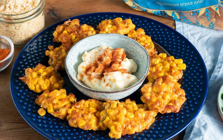 Majsfritters med ost og hjemmelavet rasp - Opskrifter | Pågen