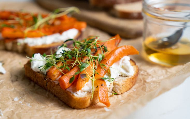 Ristet brød med honningbagte gulerødder - Opskrifter | Pågen