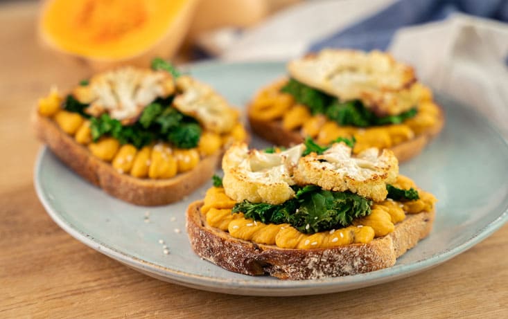 Rug Levain med græskarhummus og sprød kål - Opskrifter | Pågen