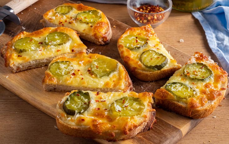 Toast med ost og syltede agurker på Levain - Opskrifter | Pågen