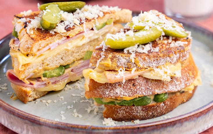 Lækker grilled cheese med Middelhavsbrød